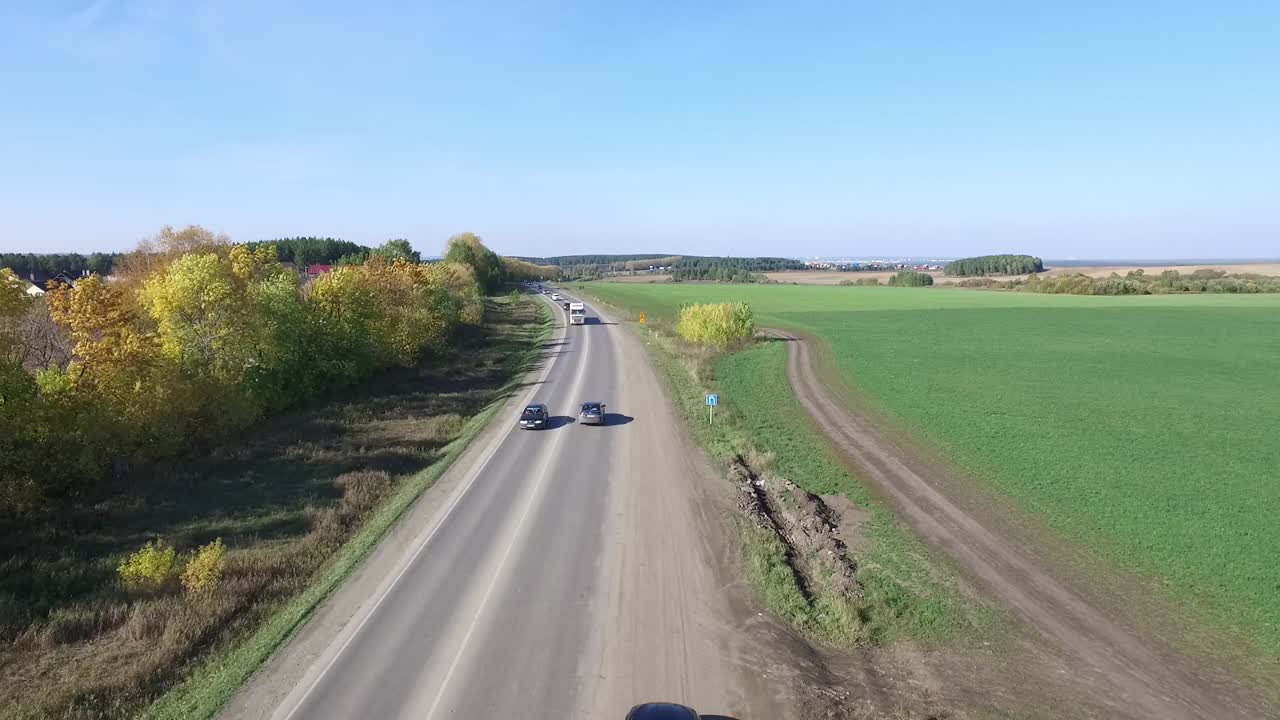 교통이 많은 시골 도로