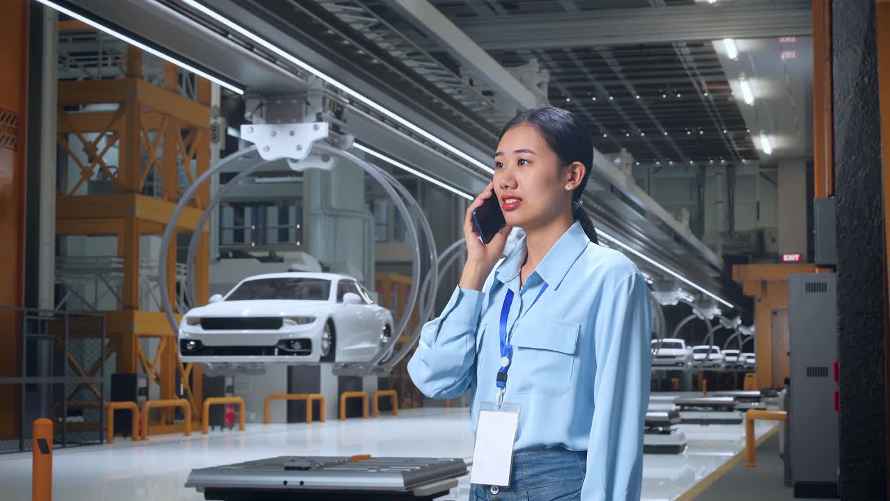 현대 자동차 공장에서 전화로 이야기하는 여자