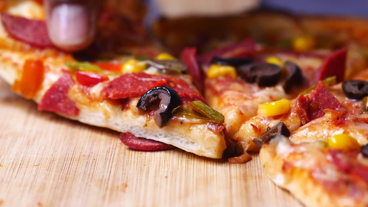 나무 보드에 피자 슬라이스