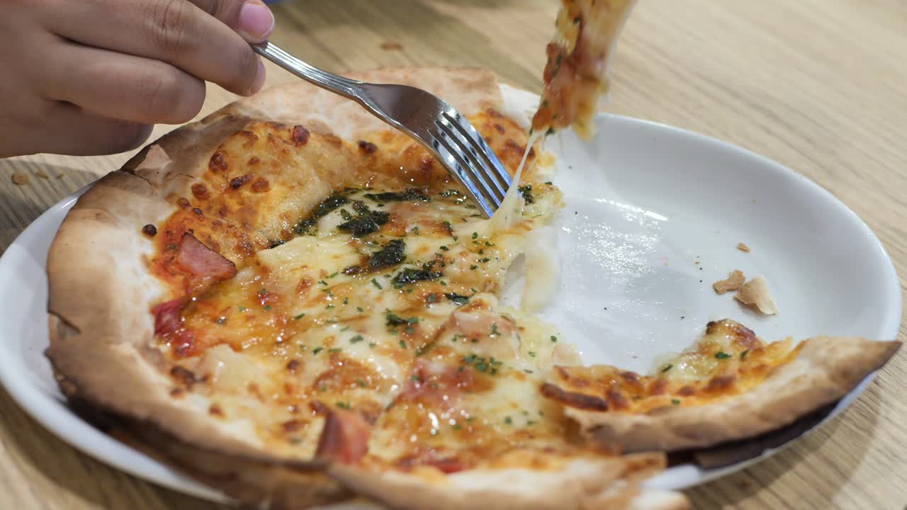 맛있는 피자를 먹는 사람