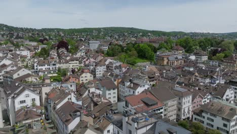 tomada lenta de un dron a la izquierda de la ciudad de zúrich, que muestra la arquitectura de la vieja ciudad