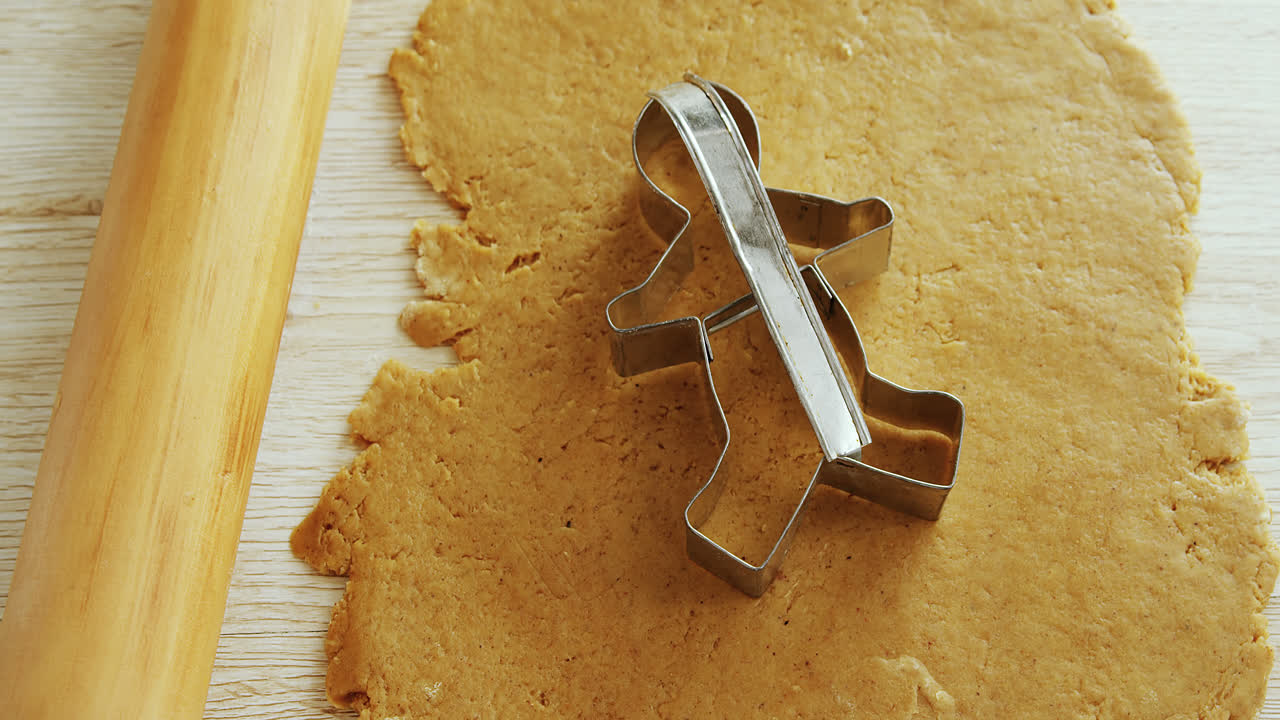Stampino per biscotti posizionato su impasto steso 4K