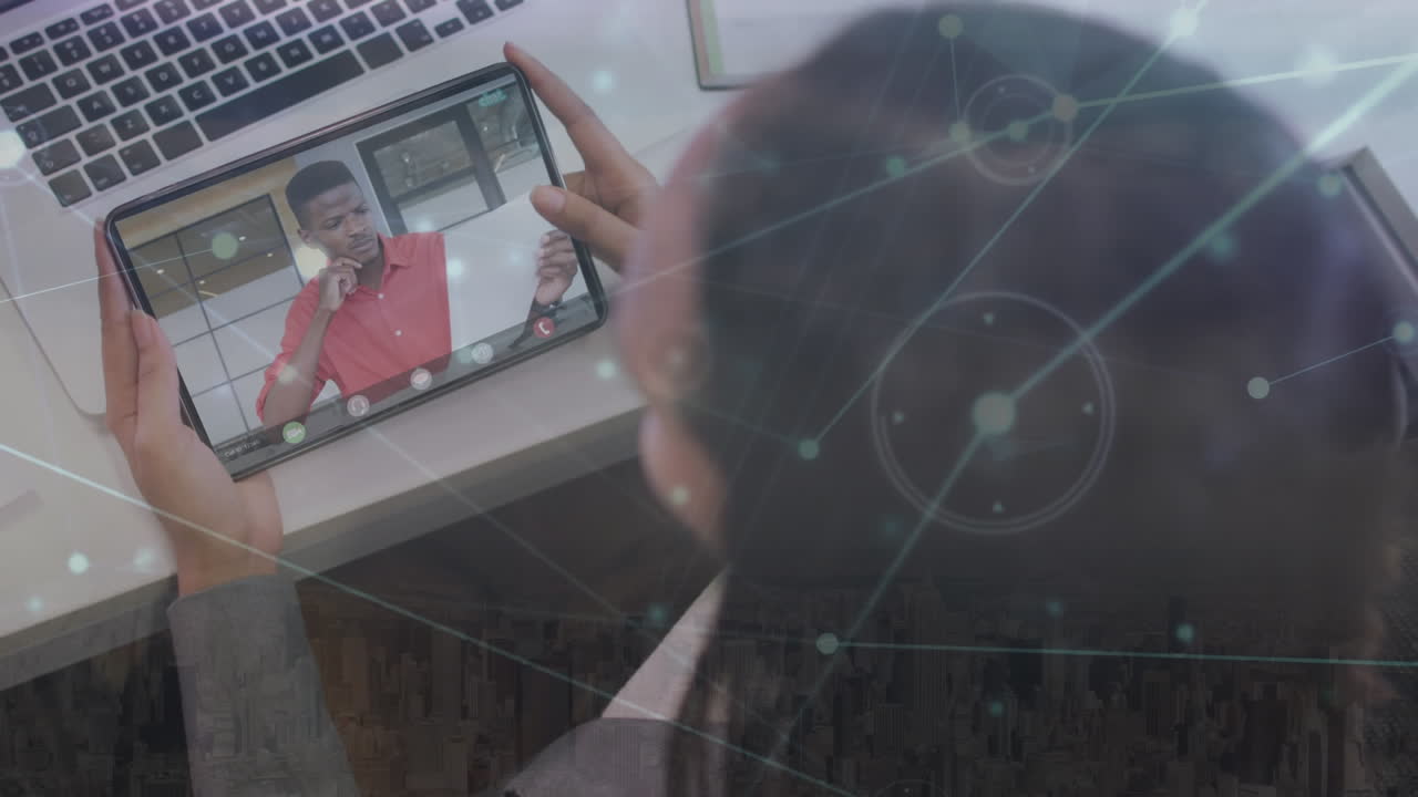 animación de la red de conexiones a través de una mujer de negocios caucásica haciendo una llamada de video en la oficina