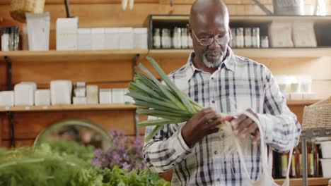 Hombre-Afroamericano-Mayor-Comprando-En-Una-Tienda-De-Alimentos-Saludables,-Cámara-Lenta