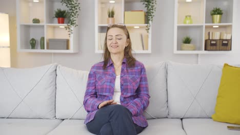 una mujer feliz y danzante llena de alegría.