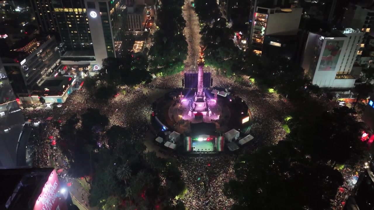 Toma frontal de dron de la avenida Reforma en la Ciudad de México durante un partido de fútbol.