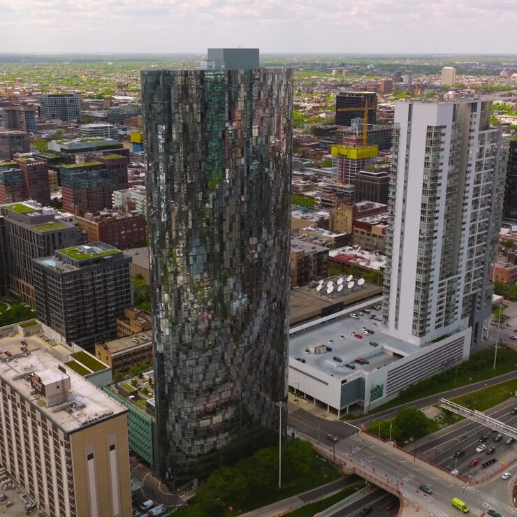 Arranha-céu deslumbrante com janelas espelhadas. Estradas de várias faixas com pontes e muitos carros. Paisagem urbana de Chicago ao fundo
