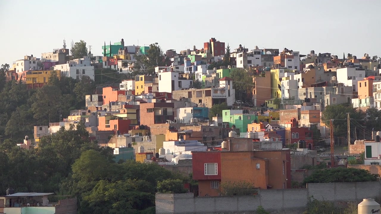 Edificios coloridos justo después del amanecer en la hermosa ciudad de Guanajuato, México