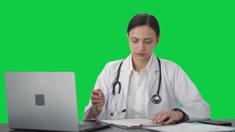 Indische-Ärztin-Studiert-Für-Prüfungen-Auf-Grünem-Bildschirm