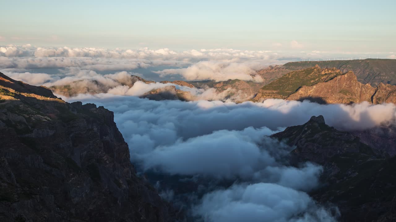 마데이라의 산봉우리 arieiro 꼭대기에 있는 구름 위의 일출 시간 경과, 배경