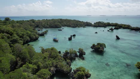 Vista-Aérea-De-Los-Barcos-De-Madera-En-La-Laguna-Azul,-Zanzíbar