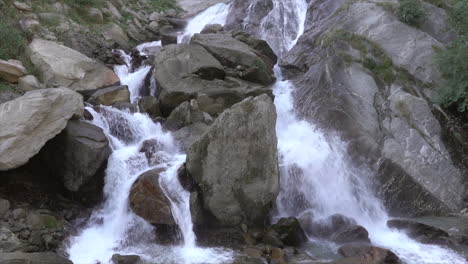 Ein-Schöner-Wasserfall-In-Den-Hügeln