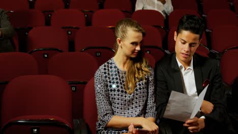 pareja leyendo el guión 4k