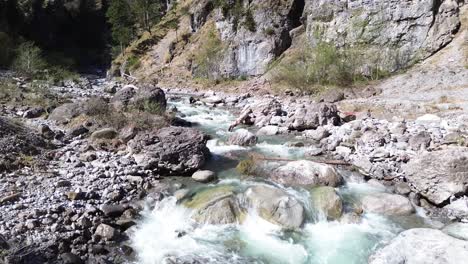 río con aguas cristalinas de color turquesa en un valle montañoso en austria, europa