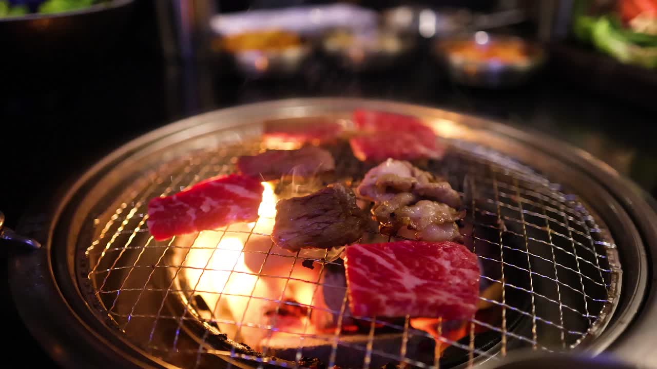 바베큐 에서 고기 와 베이컨 을 는 것