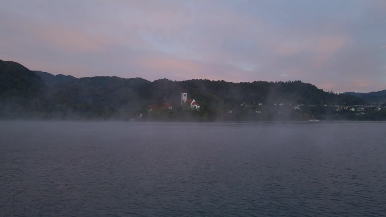 Sereno Lago di Bled all'alba con montagne nebbiose, Bled, Slovenia