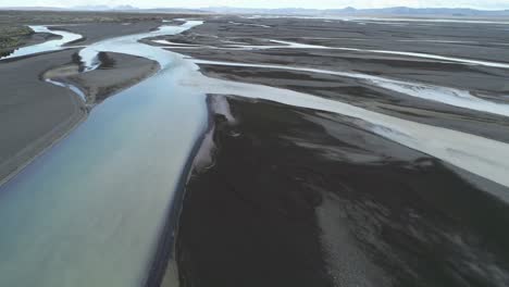 Antena-Del-Patrón-De-Deslave-Y-Flujo-De-Un-Río-Glacial-En-Una-Remota-Región-Montañosa-De-Islandia-4