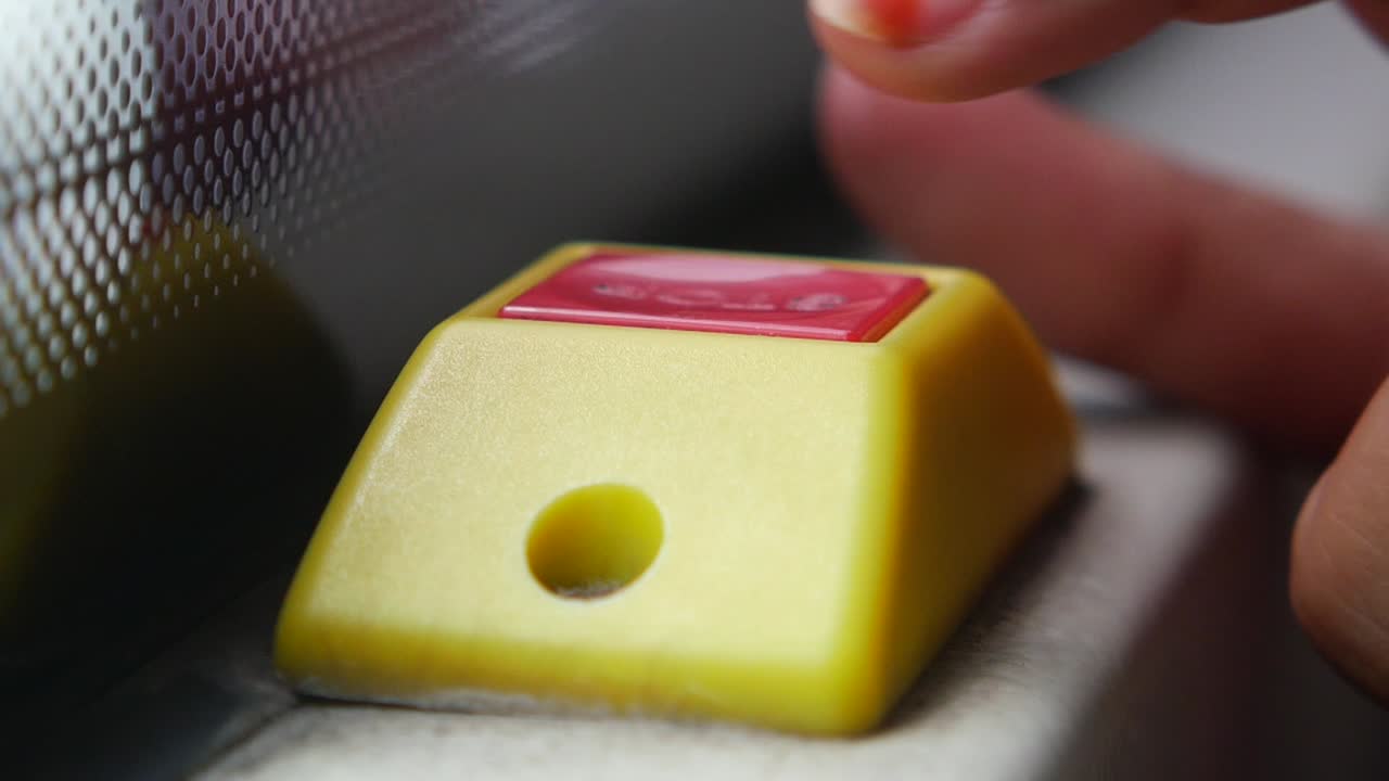 dedo presionando el botón rojo en el autobús