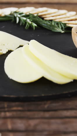 queso en rebanadas con hierbas y especias