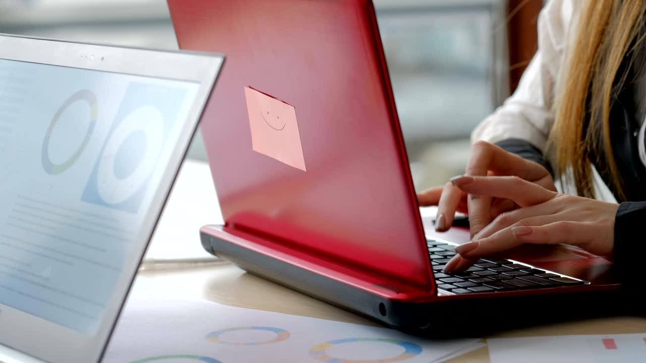 tecnología de comunicación de negocios mujer mecanografía