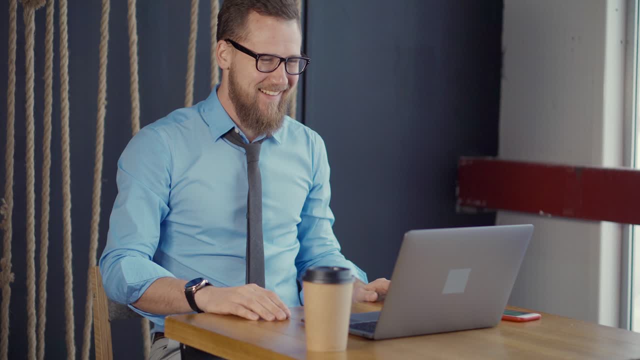 hombre de negocios trabajando en un café
