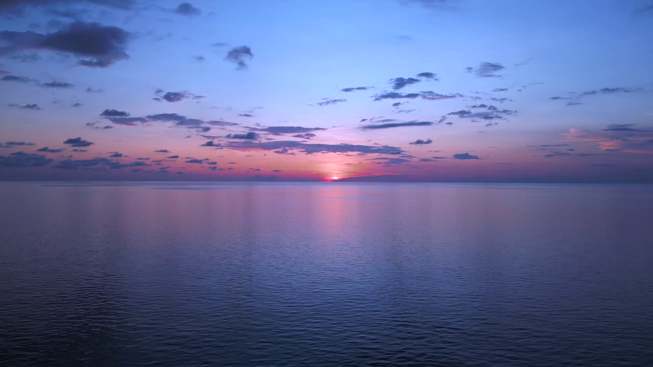 Stupendo volo aereo panoramico dall'alto: Tramonto, nuvole, sole, oceano e spiaggia, isola di Koh Chang, Thailandia 2022