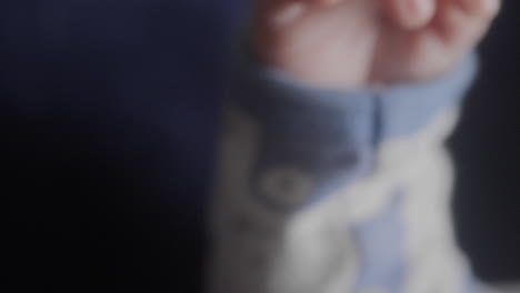 fotografía en primer plano de las manos del bebé