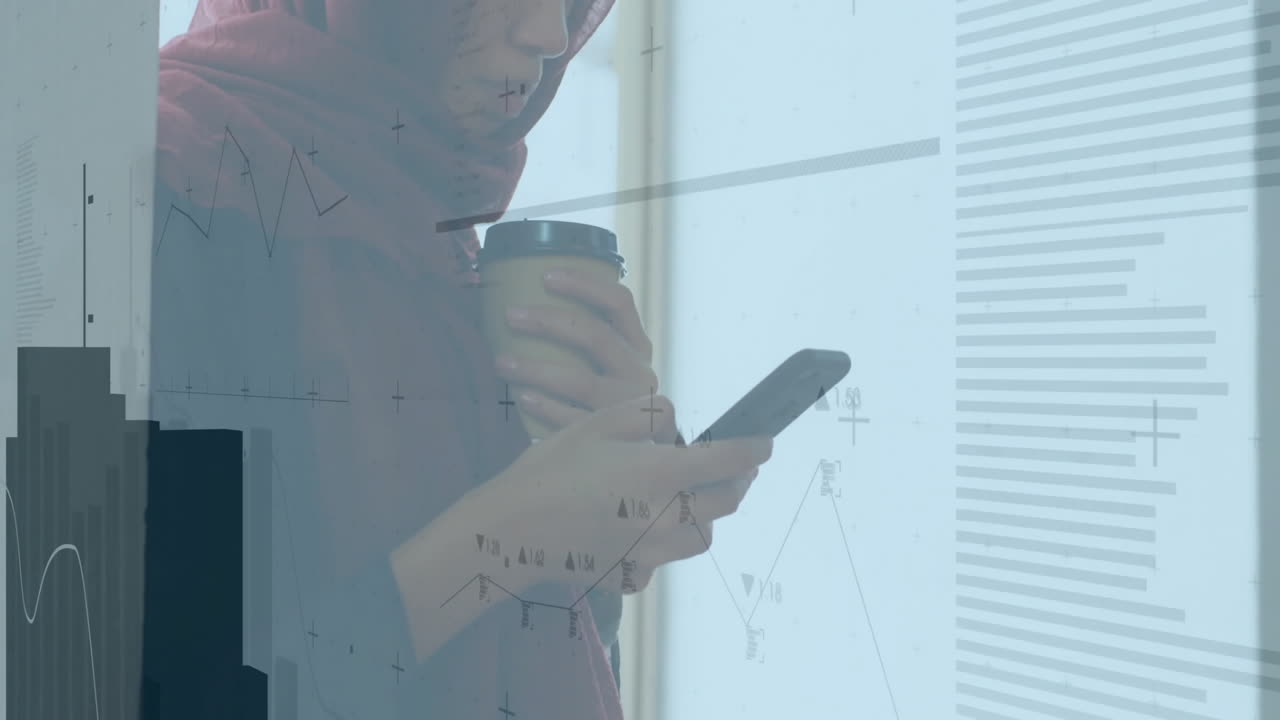 스마트폰을 사용하는 두 인종의 사업가 여성에 대한 금융 데이터 처리 애니메이션