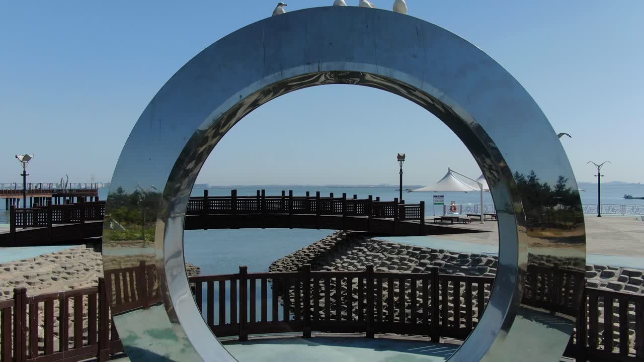 drone entrando en una escultura plateada intermitente