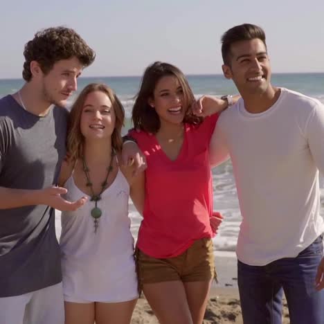 jovenes en la playa