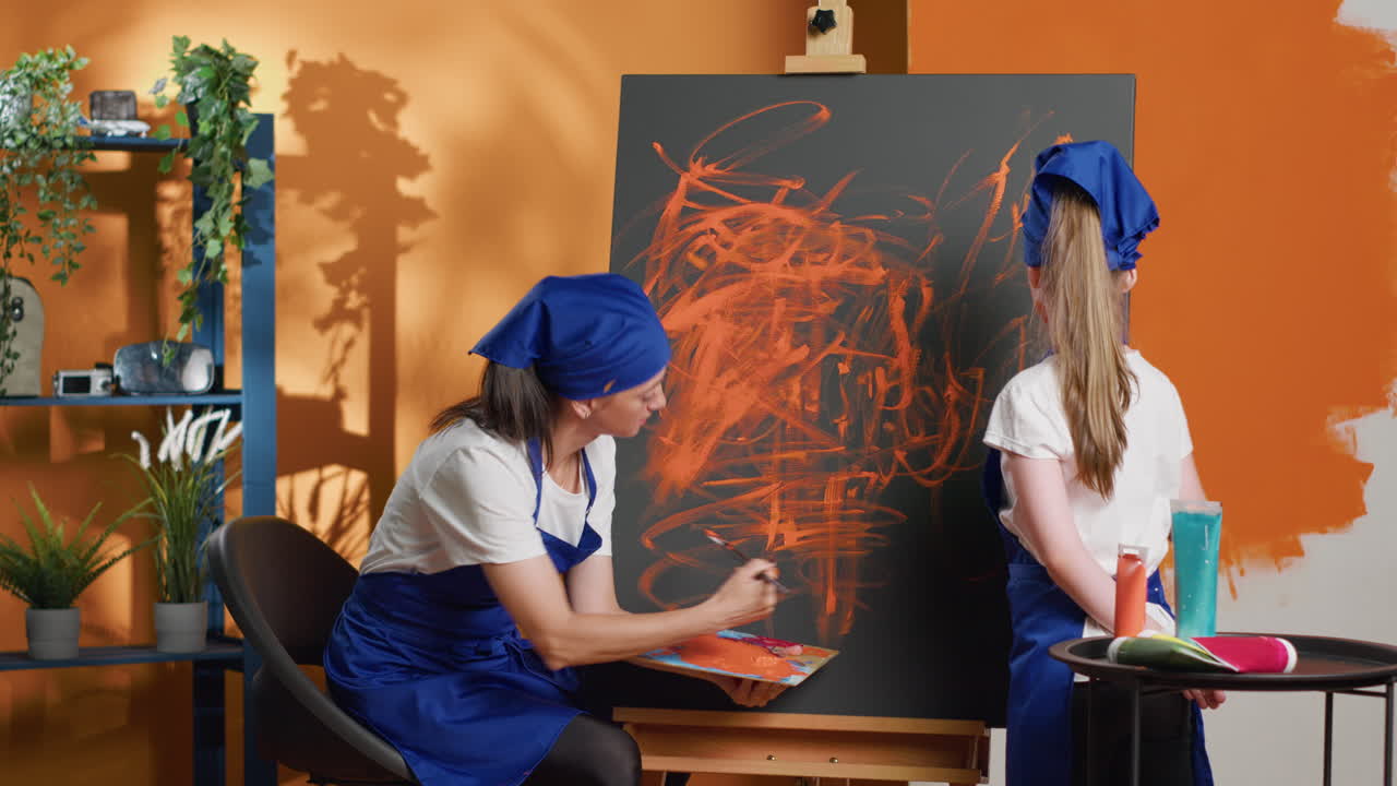 мать и дочь рисуют вместе.