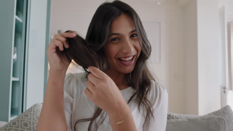 mujer feliz teniendo video chat usando cámara web en casa mostrando su peinado hablando con un amigo compartiendo un estilo de vida emocionante disfrutando de la comunicación en línea en pantalla horizontal