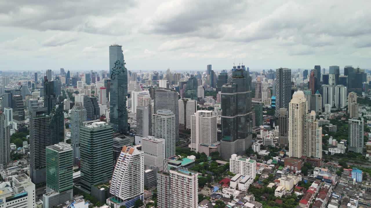 horizonte de la ciudad de bangkok con cielo azul claro, carro aéreo a la izquierda