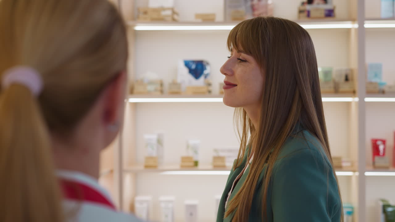 긴 머리카락의 여자는 웃고 고개를 끄덕이는 조수에게 돌아갑니다.