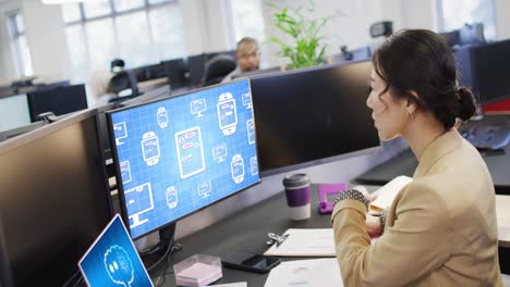 mujer de negocios asiática en la oficina usando una computadora con procesamiento de datos en la pantalla