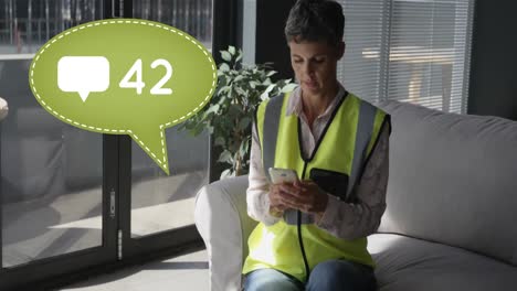 mujer con un chaleco de seguridad enviando mensajes de texto en su teléfono 4k