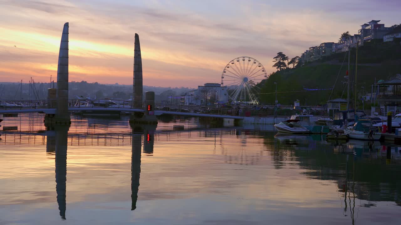 석양의 토키 항구와 선착장