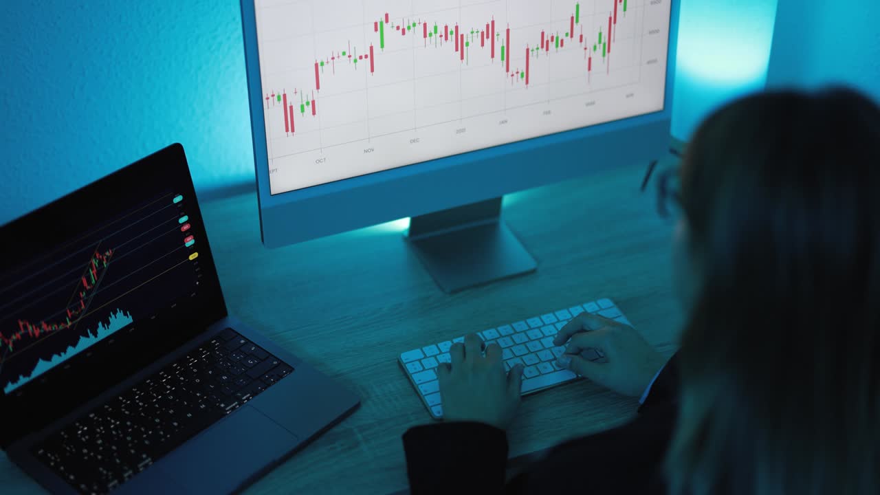 mujer joven analizando gráficos de datos para informes financieros de marketing