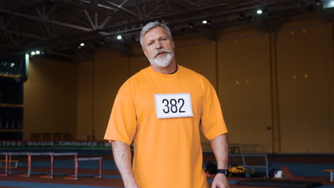 hombre mayor en una pista de atletismo
