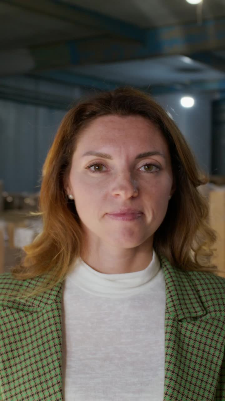 Ritratto di una donna in una fabbrica