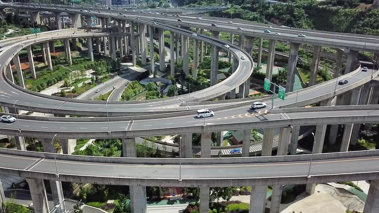 toma aérea de carreteras circulares y autopistas flotando en puentes y automóviles circulando por ellos, intercambio de huangjuewan
