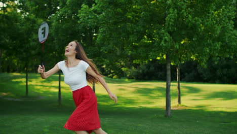 Frau-Steht-Mit-Badmintonschläger-Auf-Dem-Feld.-Dame-Spielt-Badminton-Im-Park