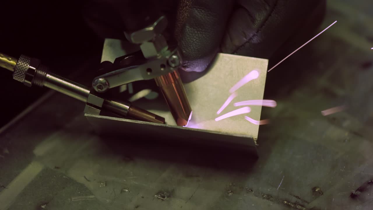 máquina de soldadura láser con pistola de mano. la soldadura láser se muestra en primer plano.