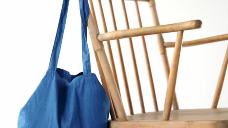 Handtasche-Hängt-An-Einem-Stuhl