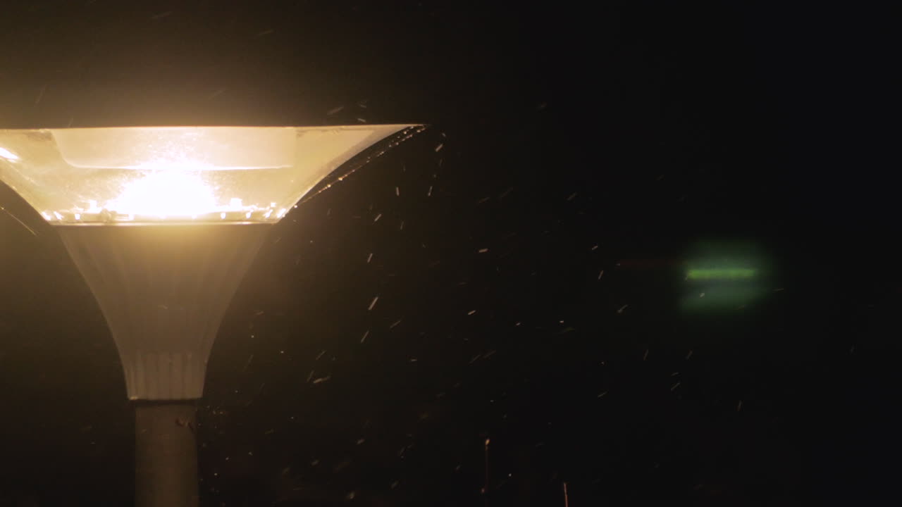 farola con nieve que cae, noche de invierno