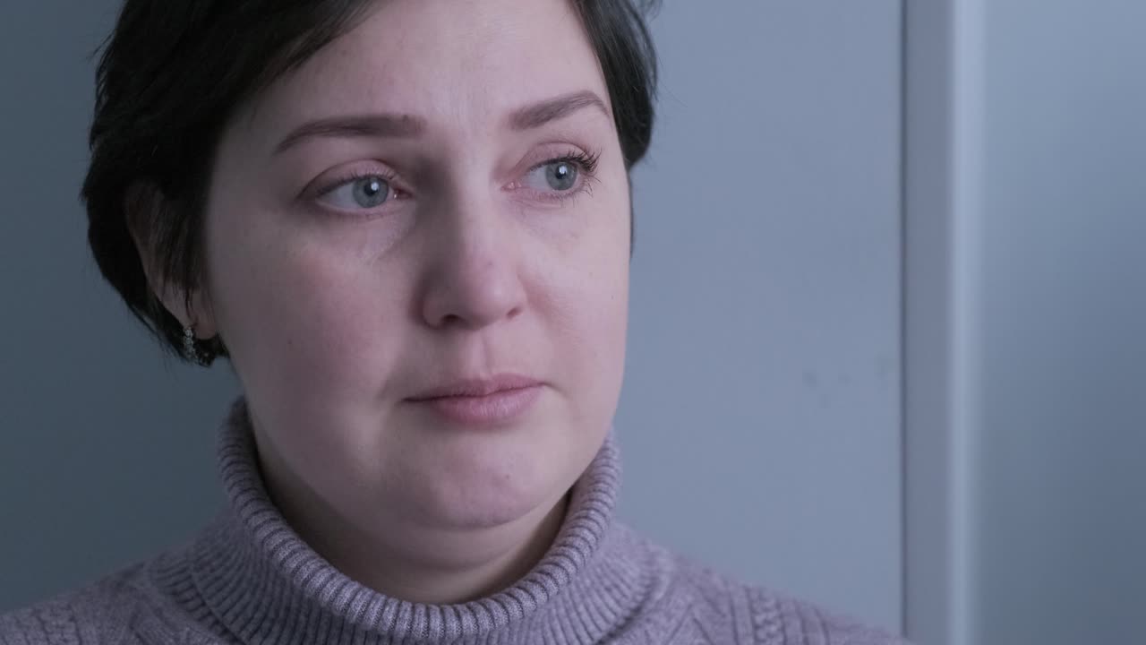 una mujer está conmocionada y llora después de tener una enfermedad. mujer en estado de shock llorando. chica sintiéndose triste y deprimida preocupada.