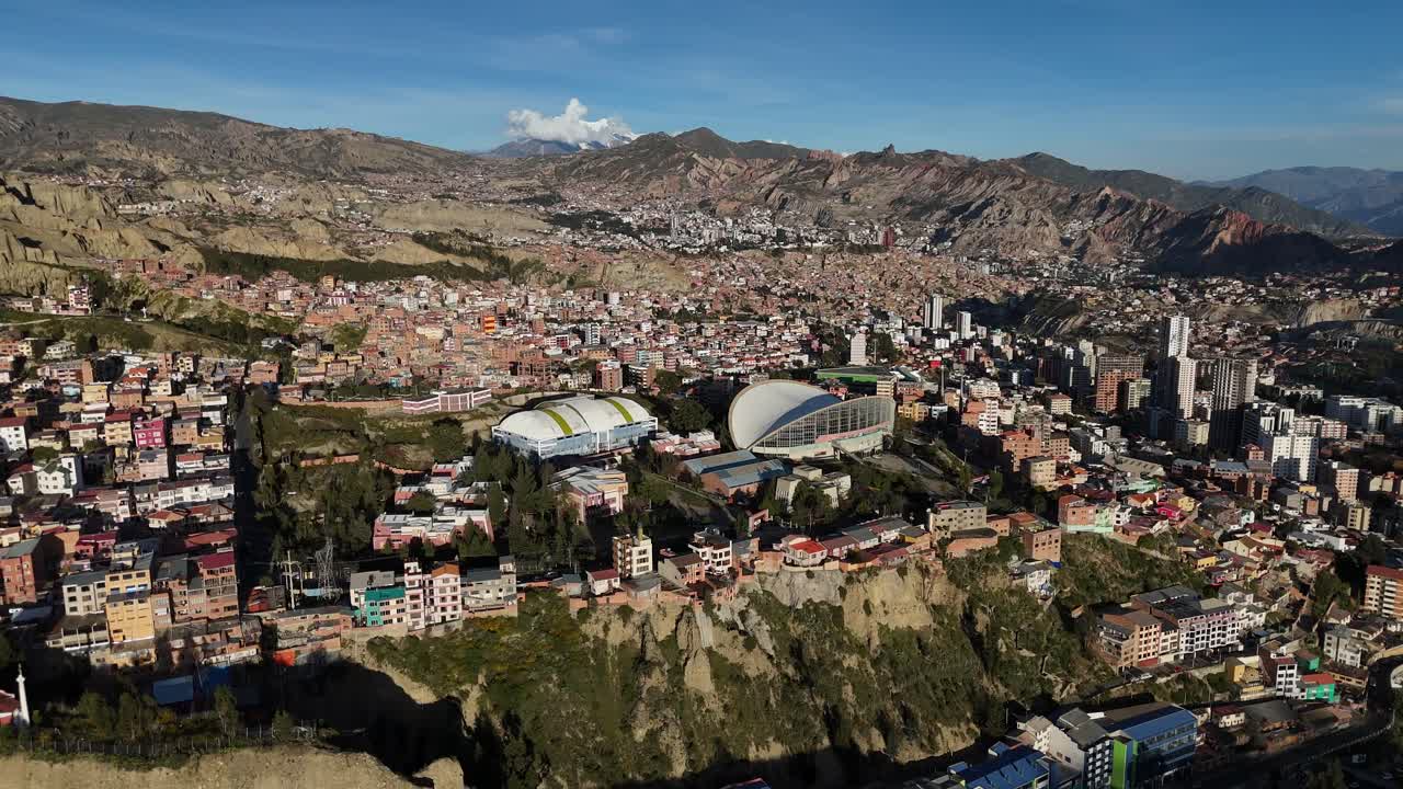 vista aérea de drones de la ciudad capital de bolivia, la paz, américa del sur