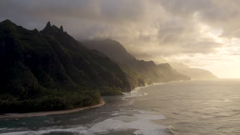 Dramatische-Luftaufnahmen-Des-Berühmten-Haena-Parks-Und-Des-Kalalau-Trail-An-Der-Küste-Von-Napali-Während-Des-Sonnenuntergangs