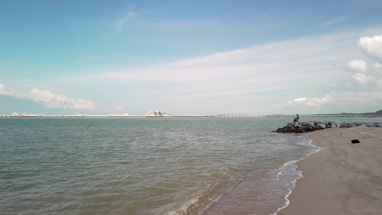 드론과 같은 낮에서 높은 각도 촬영은 낮 동안 말레이시아 멜라카의 해변 푸테리 해변의 해안 평온을 포착합니다.