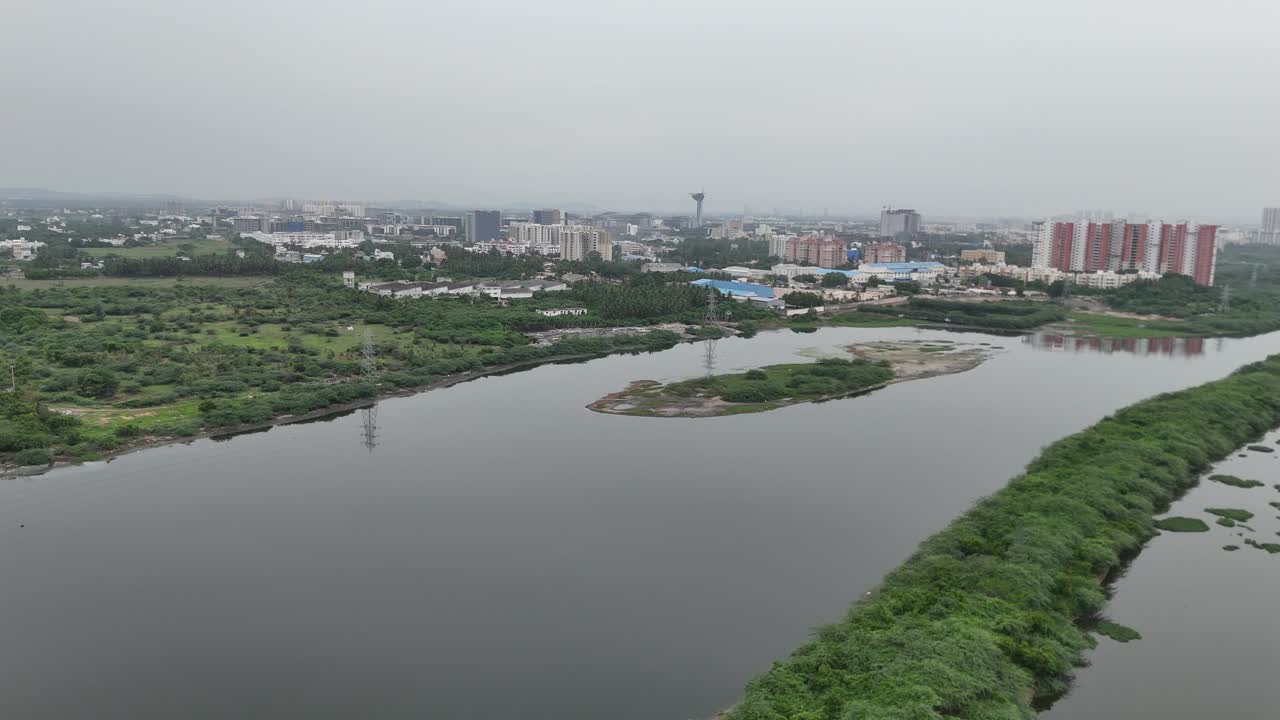 imágenes aéreas de drones del área de la carretera de la costa este de chennai con el canal de buckingham